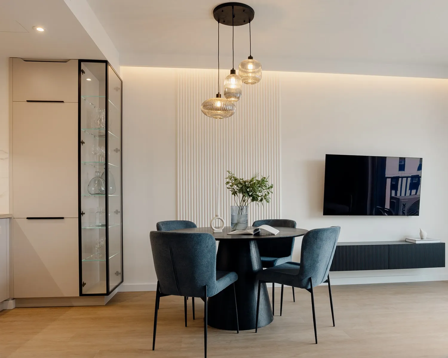 Salon z ryflowanymi dodatkami